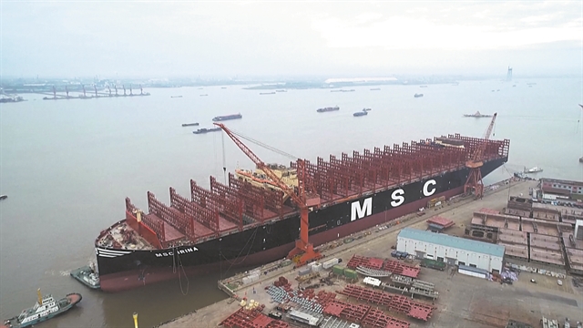 Ενισχύει τον στόλο της με μεγαθήρια