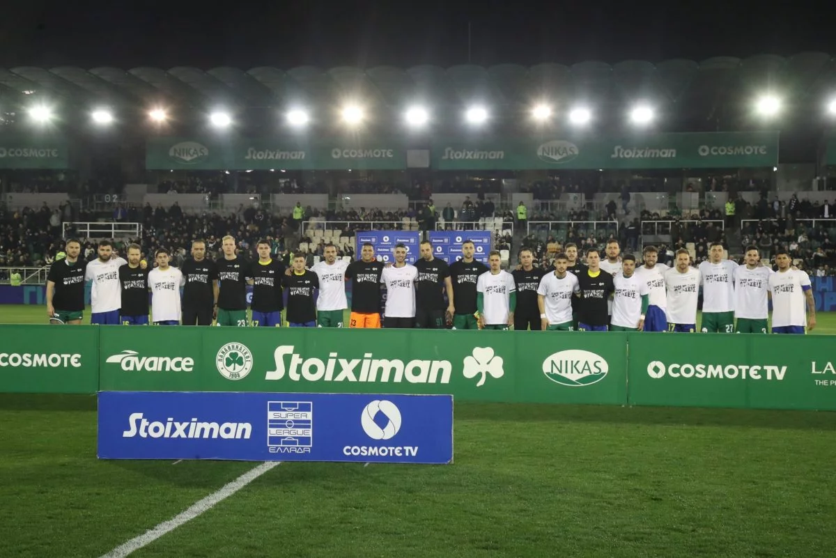 Βαρύ κλίμα στη Λεωφόρο για τα Τέμπη: Με μπλουζάκια «πάρε με όταν φτάσεις» μπήκαν οι παίκτες των δύο ομάδων