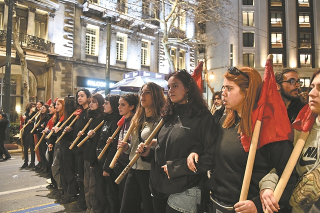 Πένθιμη πορεία χωρίς πένθος
