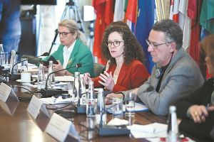 Προετοιμασίες για να μεταφέρουν τη σύγκρουση και στη Βουλή