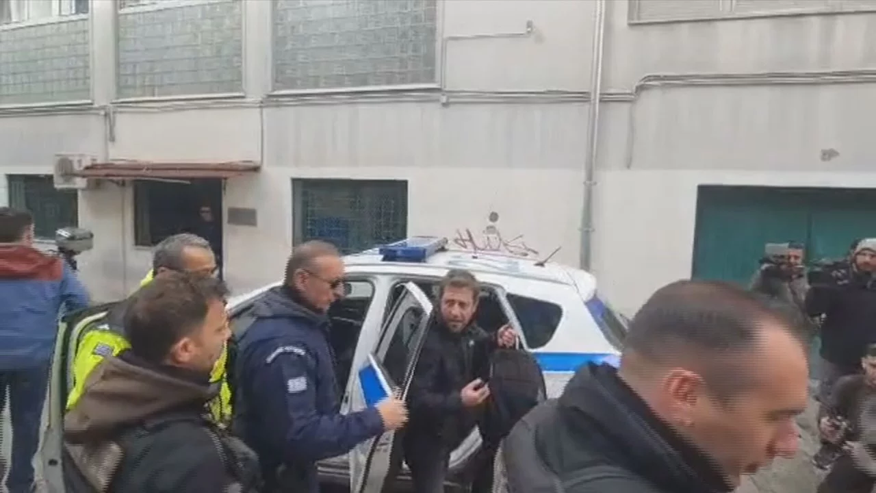 Τέμπη: Ένταση στο δικαστήριο Λάρισας όπου απολογείται ο σταθμάρχης