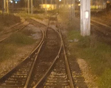 Φωτογραφία μέσα από τον προαστιακό δείχνει το λάθος του σταθμάρχη