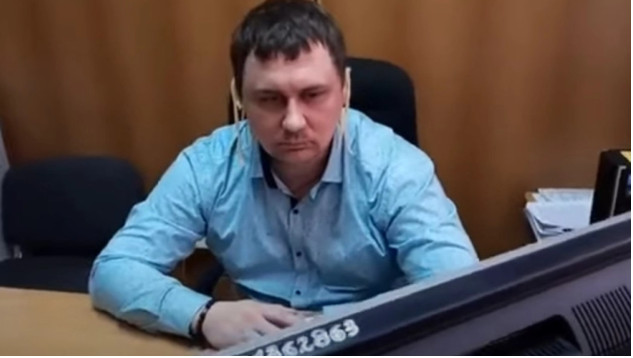 Πρόστιμο στον πολιτικό που ειρωνεύτηκε ομιλία του Πούτιν κρεμώντας μακαρόνια στα αυτιά του