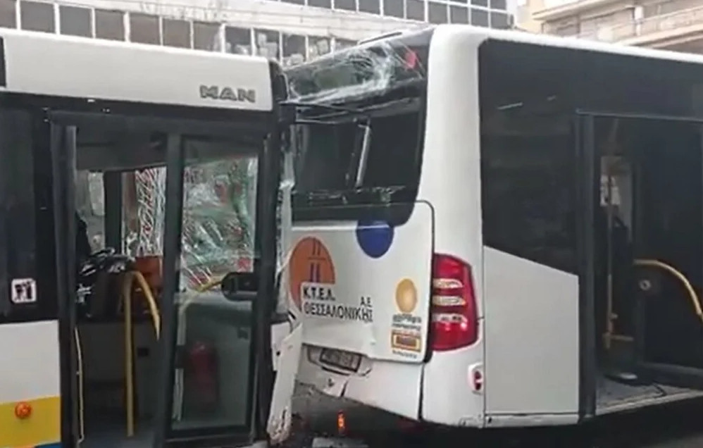 Σύγκρουση δύο αστικών λεωφορείων στη Θεσσαλονίκη