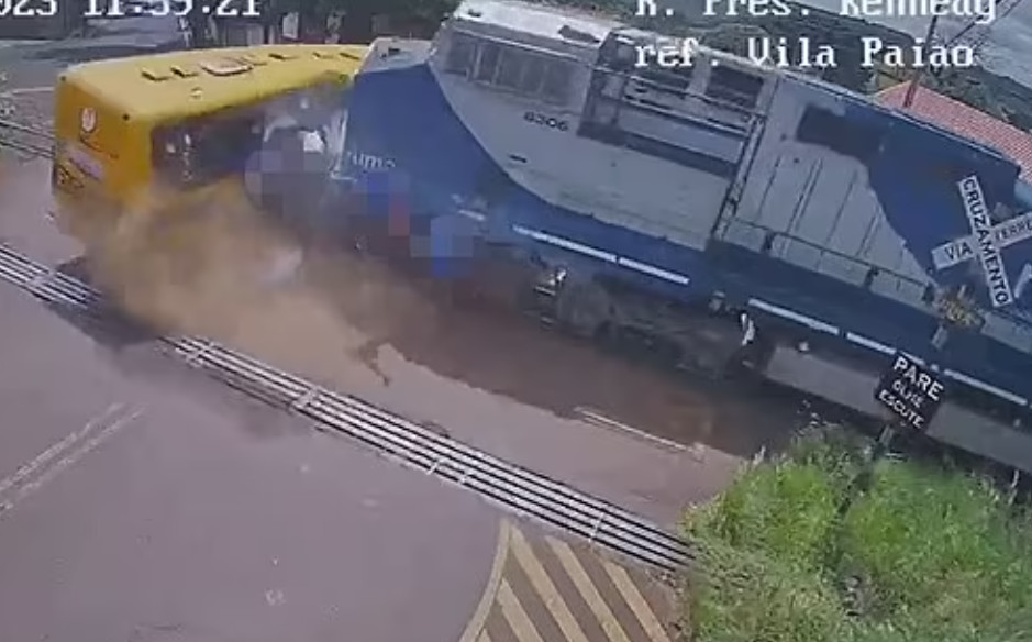 Τρένο παρέσυρε σχολικό λεωφορείο – Δύο μαθήτριες νεκρές