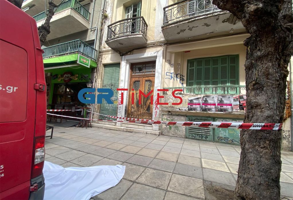 Νεκρή 25χρονη που έπεσε από ταράτσα πολυκατοικίας στη Θεσσαλονίκη