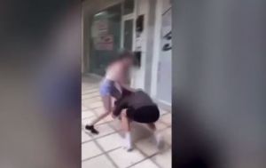 «Πάνε στη μάνα σου τώρα, έχω καλό δικηγόρο» – Απύθμενο θράσος από την 15χρονη μετά τον ξυλοδαρμό