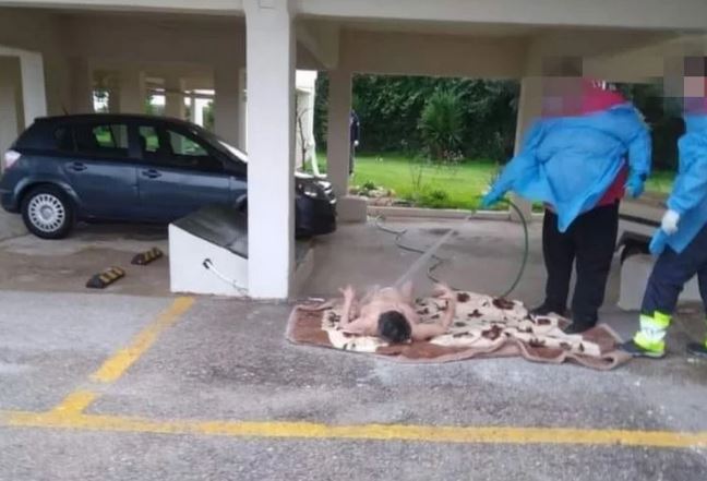 Ωρωπός: Οργή για τις εικόνες ντροπής, όπου νοσηλευτές έπλεναν με λάστιχο 70χρονη σε πυλωτή