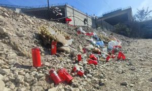 Τέμπη: Κεριά και φωτογραφίες θυμάτων για την τραγωδία που δεν πρέπει να ξεχαστεί