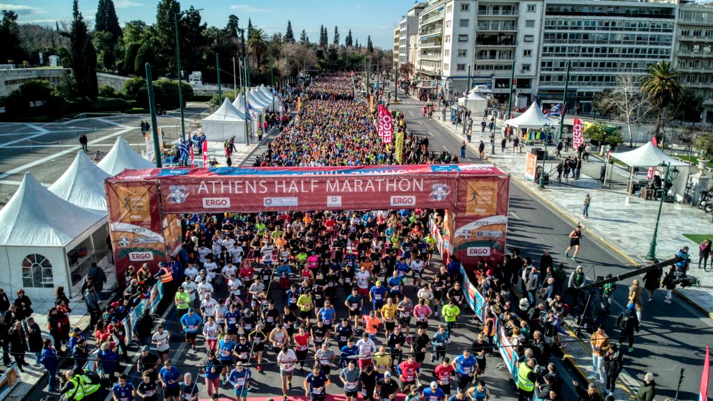 Ημιμαραθώνιος Αθήνας: Πλήθος κόσμου στη γιορτή του αθλητισμού [εικόνες και βίντεο] | tanea.gr