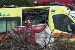 Τέμπη: Την ώρα που μετράμε πτώματα, προσλαμβάνονται… συμβασιούχοι σταθμάρχες