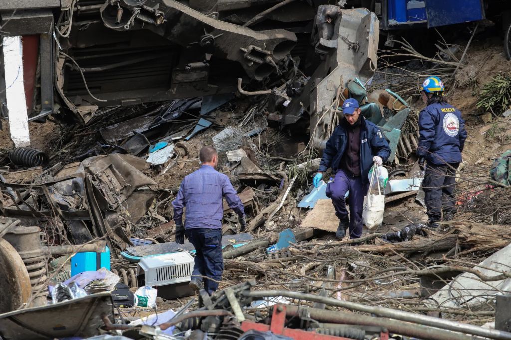 «Σφαγή» ΝΔ – ΣΥΡΙΖΑ για την τραγωδία στα Τέμπη: Το κρυφτό, οι υπάλληλοι της ΡΑΣ και ο… Ραγκούσης
