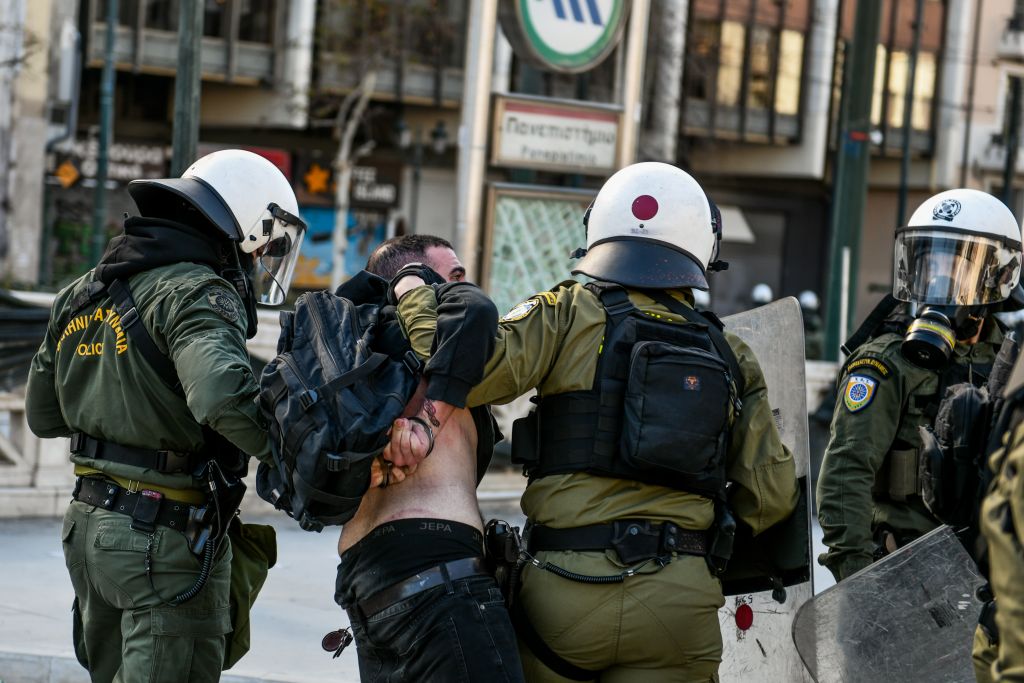 Σοβαρά επεισόδια στο Σύνταγμα στο κλείσιμο της μεγάλης συγκέντρωσης για τα Τέμπη