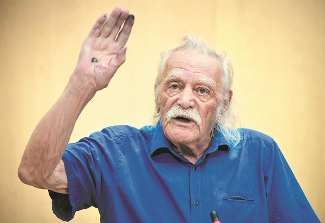 ΓΣΕΕ: Τι απαντά για την γκάφα να προσκαλέσει τον Μανώλη Γλέζο στο συνέδριό της