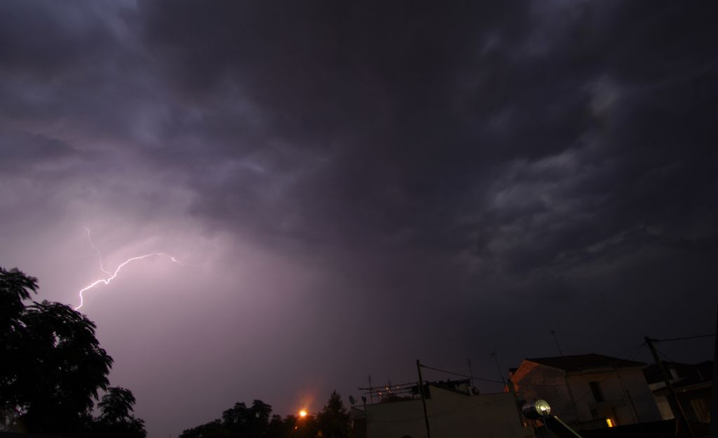 Ερχονται βροχές και καταιγίδες – Πού θα είναι πιο έντονα τα φαινόμενα