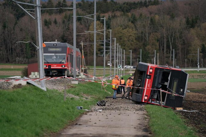 Τουλάχιστον 12 τραυματίες από τον εκτροχιασμό δύο τρένων – Η αιτία της παρ’ολίγον τραγωδίας