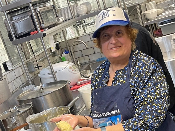 Τα φαγητά γιαγιάδων κάνουν θραύση στη Νέα Υόρκη – Η «Greek YiaYia» και οι ελληνικές γεύσεις που μαγειρεύει σε εστιατόριο | tanea.gr