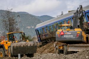 Τέμπη: Πλαίσιο αποζημιώσεων προς τις οικογένειες των θυμάτων της τραγωδίας μετά τις… κυβερνητικές εξαιρέσεις