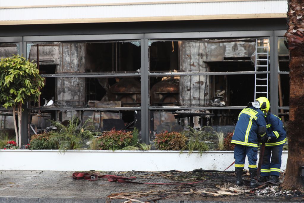 Φωτιά στη Νέα Σμύρνη: Εμπρησμός η πυρκαγιά στο εστιατόριο – Αναλαμβάνει το Τμήμα Δίωξης Εκβιαστών