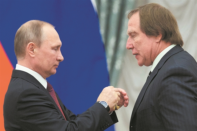 Οι τραπεζίτες απολογούνται για το… πορτοφόλι του Πούτιν