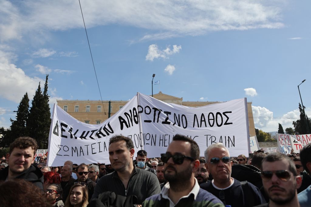Τέμπη: Απεργιακός ξεσηκωμός μετά το δυστύχημα – 24ωρη απεργία ΑΔΕΔΥ, συνδικάτων και Εργατικών Κέντρων | tanea.gr