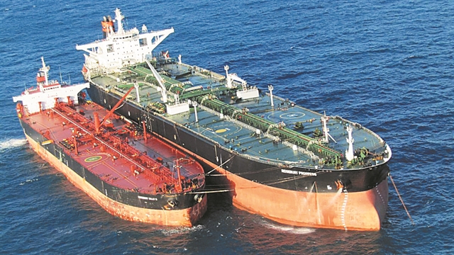 Ελεγχοι στις μεταφορτώσεις πετρελαίου