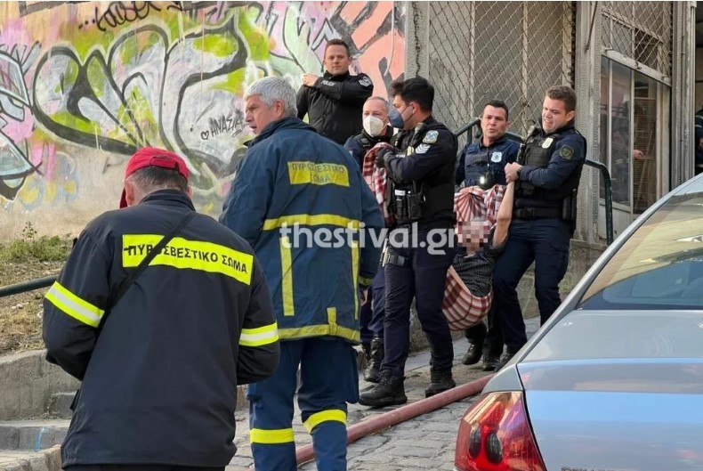 Φωτιά σε διαμέρισμα στη Θεσσαλονίκη: Δύο γυναίκες στο νοσοκομείο