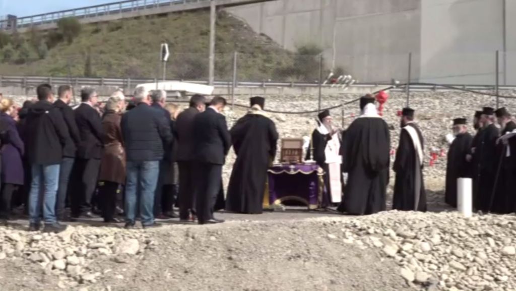 Τρισάγιο στη μνήμη των νεκρών της τραγωδίας στα Τέμπη