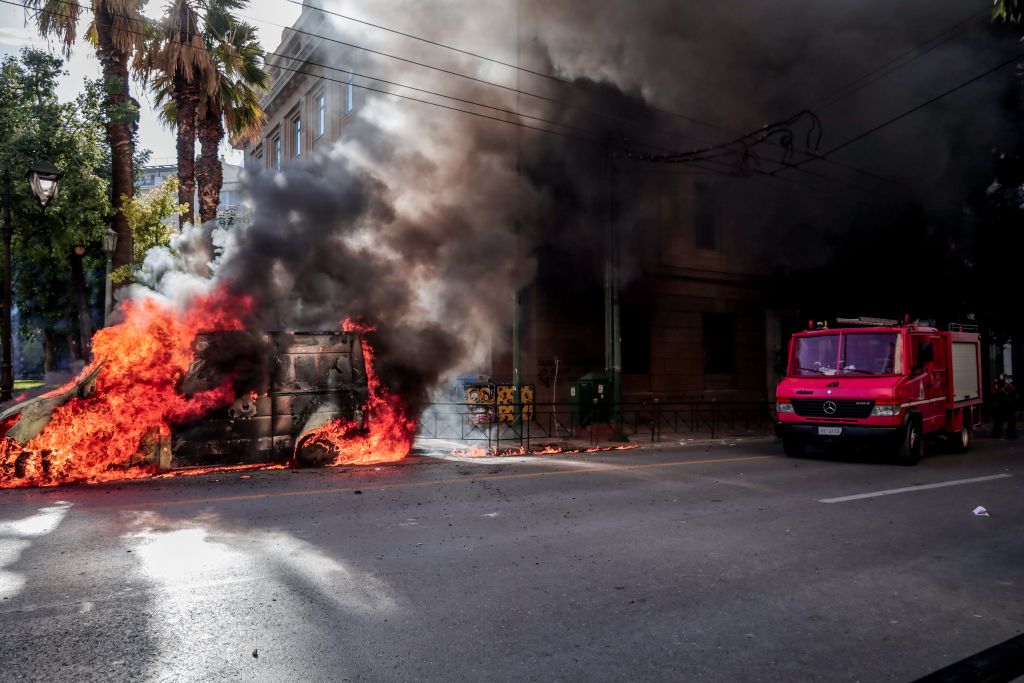 Παρανάλωμα του πυρός βαν στην πορεία στο κέντρο της Αθήνας