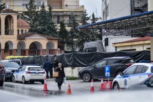 Μαύρα πανιά έξω από το νοσοκομείο Λάρισας για τη μεταφορά των σορών