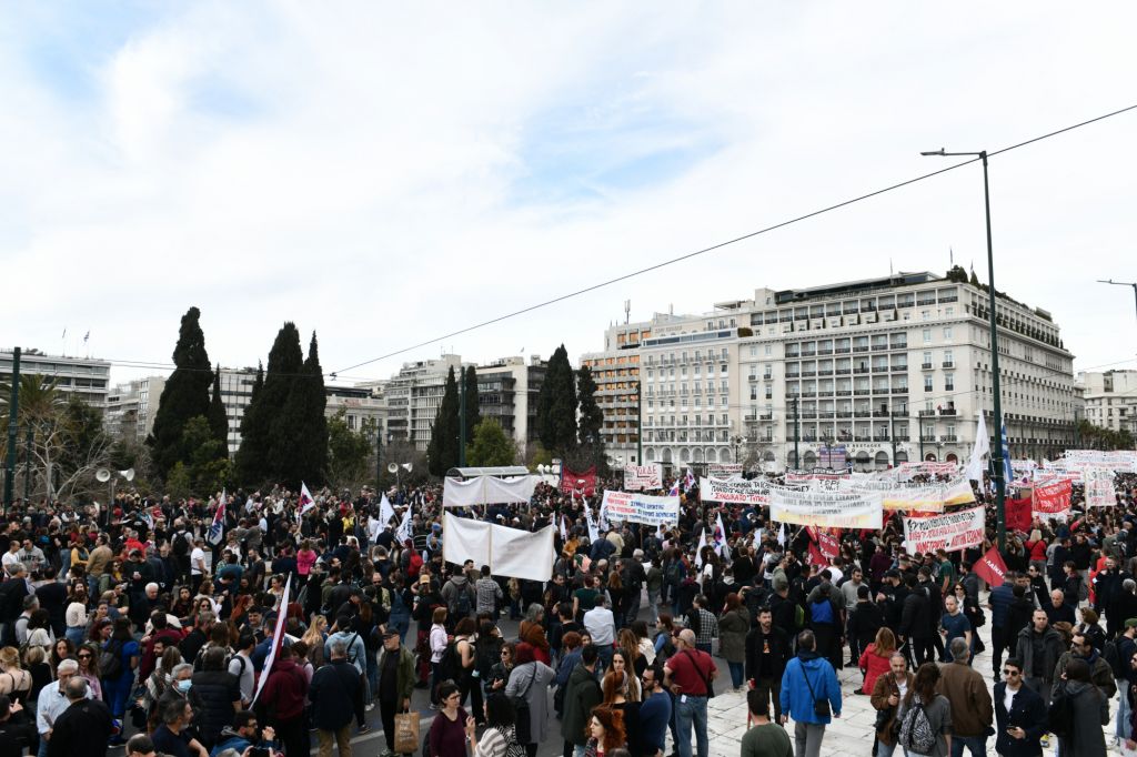 Τέμπη: Απεργιακός ξεσηκωμός με αίτημα «Το έγκλημα να μην συγκαλυφθεί» – Οργή στους δρόμους, «μαύρο» στις δημοσκοπήσεις | tanea.gr