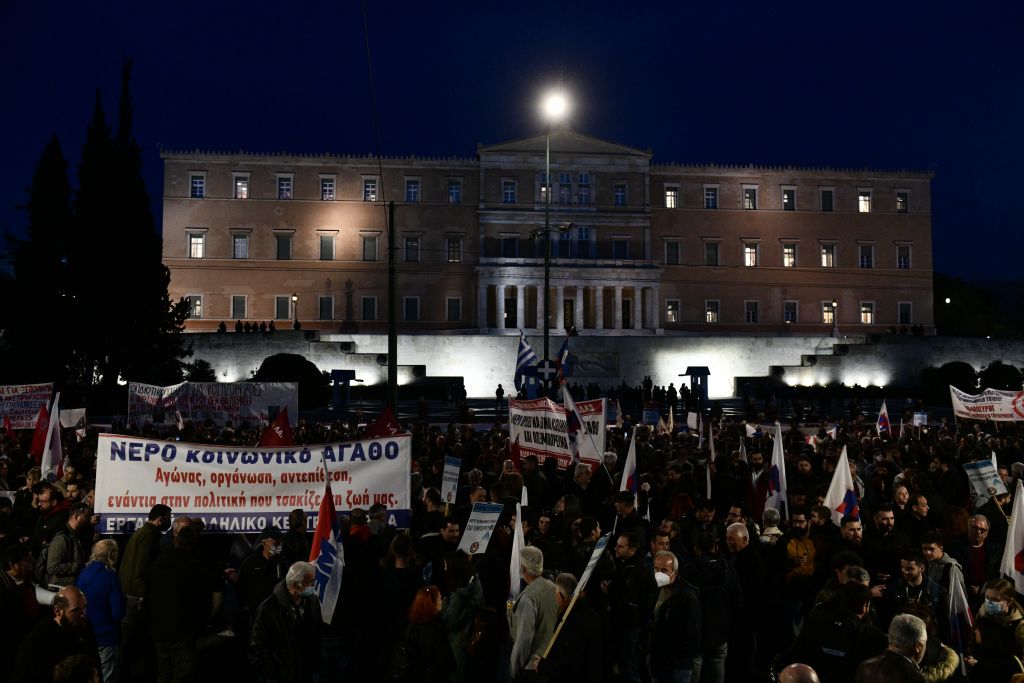 Μεγάλο συλλαλητήριο στο Σύνταγμα κατά της ιδιωτικοποίησης του νερού – Επί τόπου το in