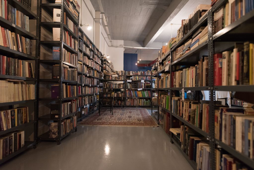 Δημήτρης Παπαστεργίου: «Στη σκοτεινιά των καιρών μας οι βιβλιοθήκες είναι αχτίδα φωτός» | tanea.gr
