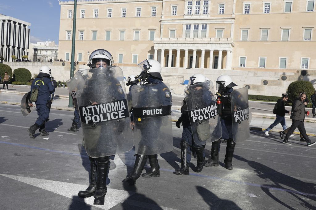 Τέμπη: Δεν υπήρξε τραυματισμός γυναίκας από αστυνομικούς στο Σύνταγμα λέει η ΕΛ.ΑΣ