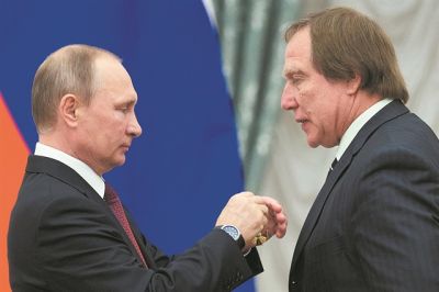 Οι τραπεζίτες απολογούνται για το… πορτοφόλι του Πούτιν