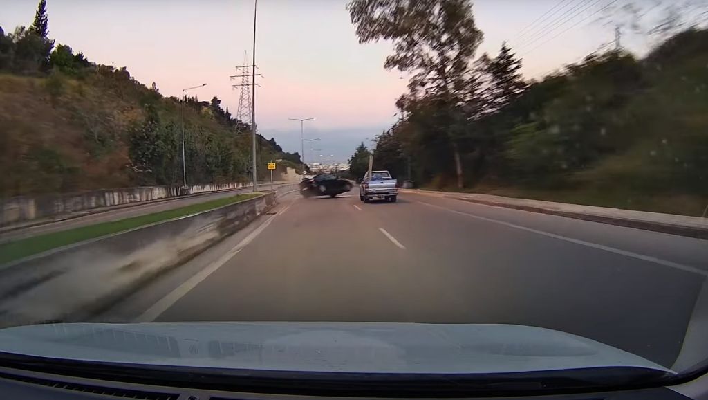 Κόβει την ανάσα βίντεο με την ανατροπή οχήματος στην Πάτρα | tanea.gr
