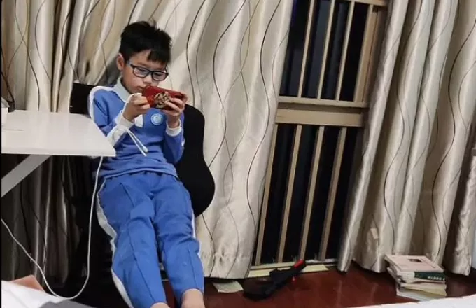 Κίνα: Πατέρας ανάγκασε τον γιο του να παίζει βιντεοπαιχνίδια για 17 ώρες σερί ως τιμωρία – Πόσταρε και την τιμωρία