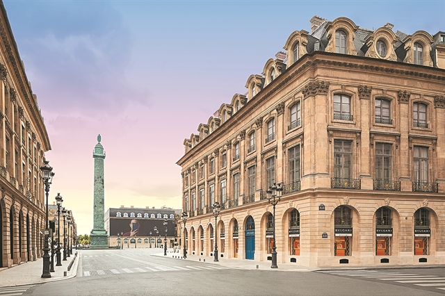 Κόκκινα λουλούδια και πολύτιμες πέτρες στην Place Vendome