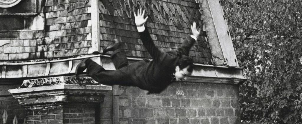 Πώς ο ζωγράφος Υβ Κλάιν φωτογραφήθηκε να βουτάει στο κενό;