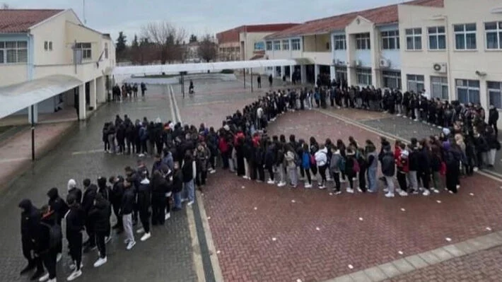 «Δεν ξεχνώ τα Τέμπη»: Συγκλονιστικά μηνύματα για την πολύνεκρη τραγωδία στέλνουν μαθητές