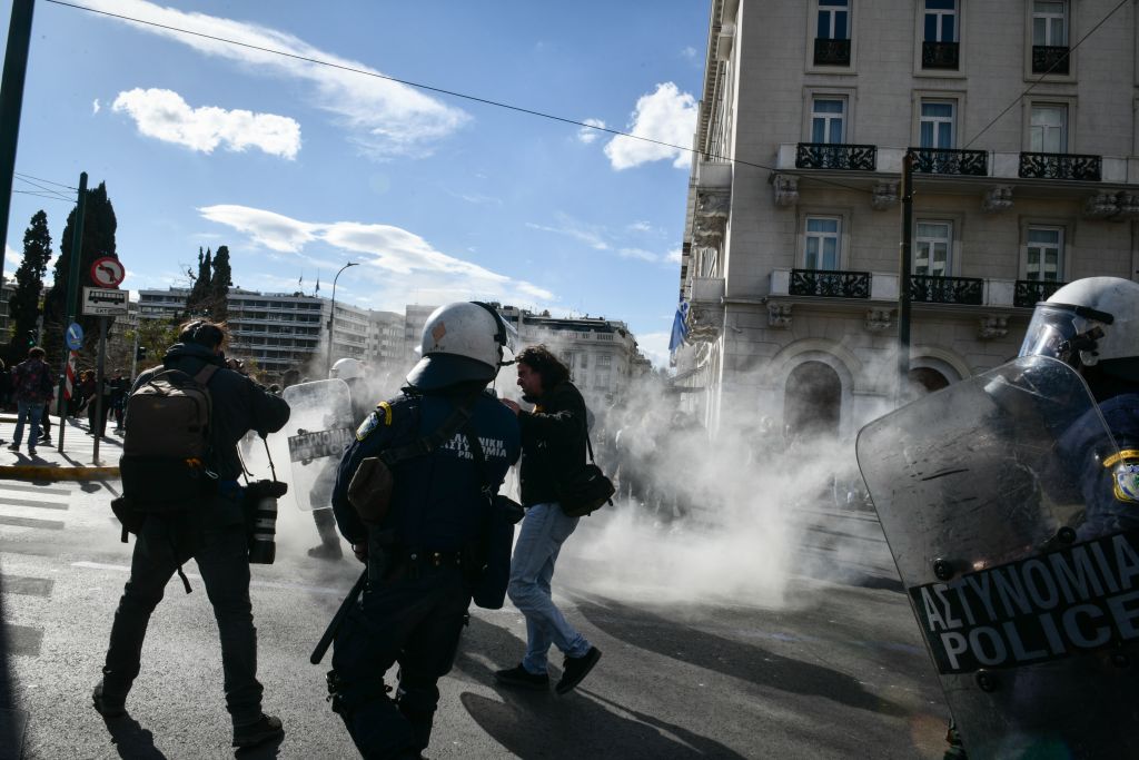 ΣΥΡΙΖΑ κατά κυβέρνησης: Πριν στερέψουν τα δάκρυα για τους νεκρούς δόθηκε εντολή να ρίξουν δακρυγόνα σε διαδηλωτές