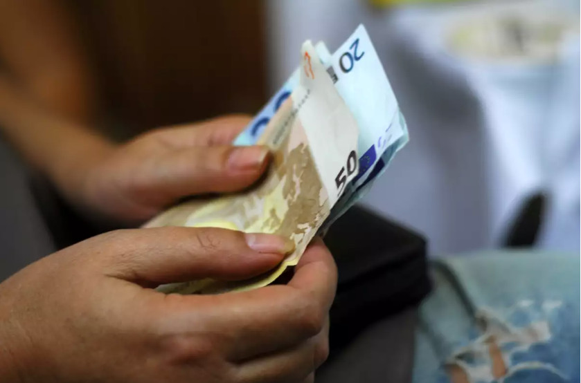 Τα 20 επιδόματα που αυξάνονται μαζί με τον κατώτατο μισθό