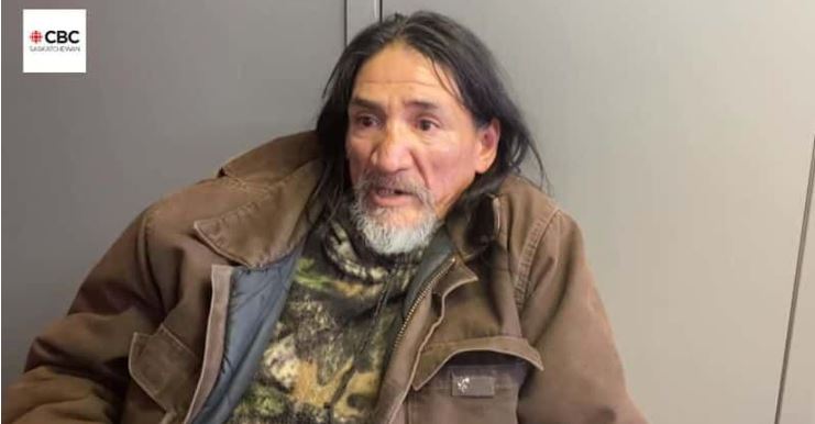 Άστεγος περνάει τις νύχτες του βοηθώντας άλλους να μείνουν ζεστοί