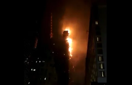 Φωτιά σε ουρανοξύστη στο Χονγκ Κονγκ – Σοκαριστικά βίντεο