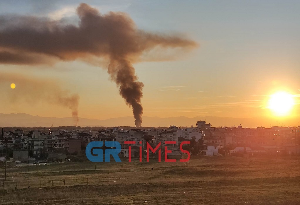 Μεγάλη φωτιά σε εγκαταλελειμμένο εργοστάσιο στη Σίνδο