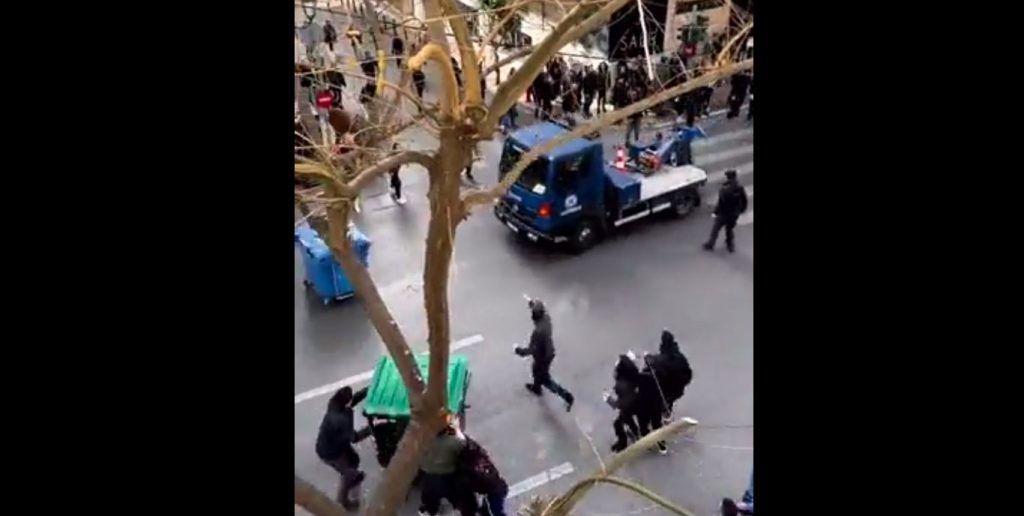 Εισαγγελική παρέμβαση για τον γερανό της ΕΛ.ΑΣ που πέρασε «ξυστά» από διαδηλωτές