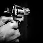 Πυροβολισμός στο Λαγονήσι: «Μη μας πυροβολείτε, είμαστε παιδιά» – Ανθρωποκυνηγητό για τον δράστη