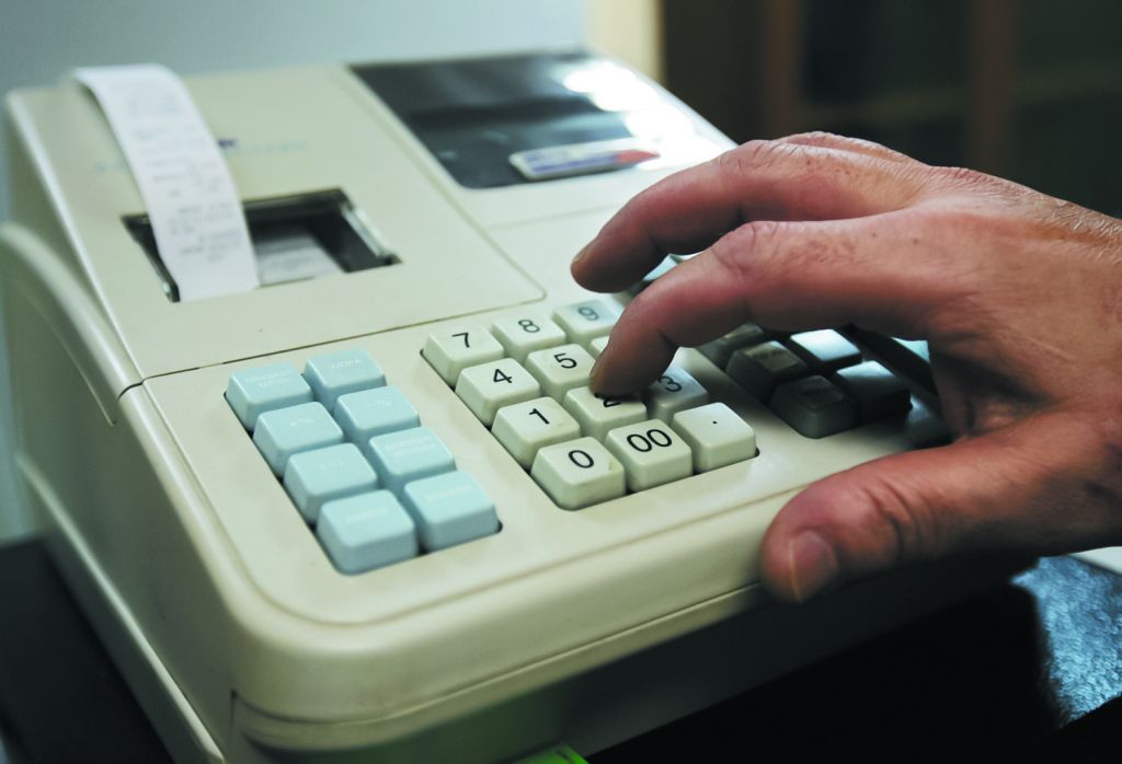 Διασύνδεση ταμειακών με POS και «λίφτινγκ» στα κίνητρα για τις αποδείξεις