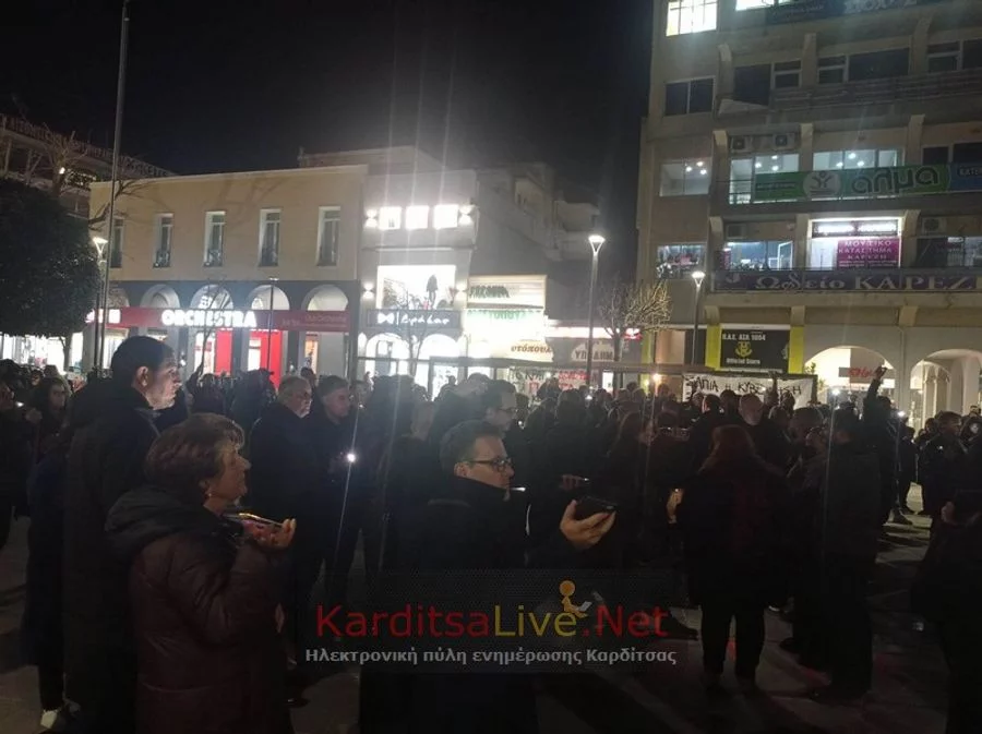 Τέμπη: Σιωπηρή διαμαρτυρία στην Καρδίτσα για τα θύματα