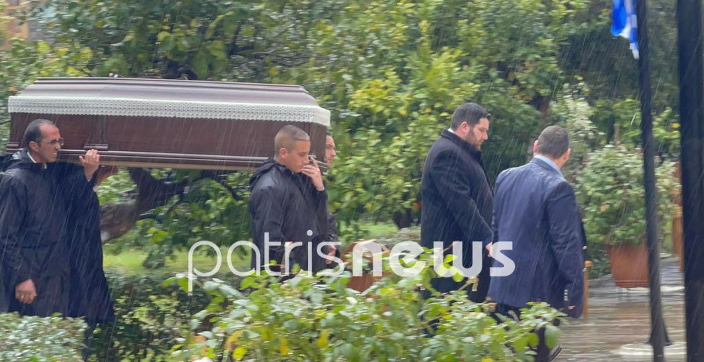 Πλήθος κόσμου στην κηδεία του Γιώργου Κουτσούμπα στην Αμαλιάδα